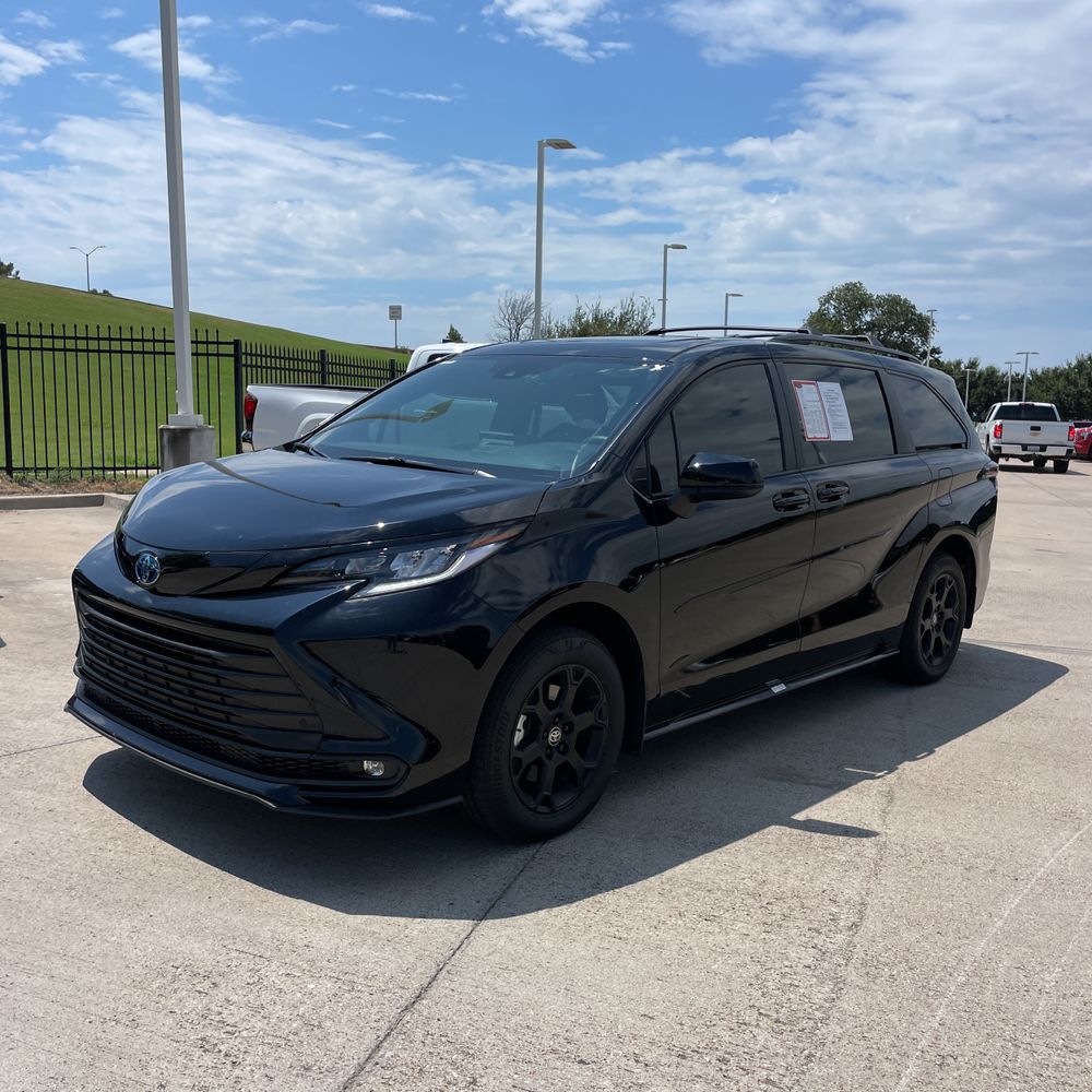 2025 Toyota Sienna Woodland Edition